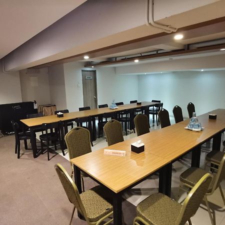Student Park Hotel Джокьякарта Экстерьер фото