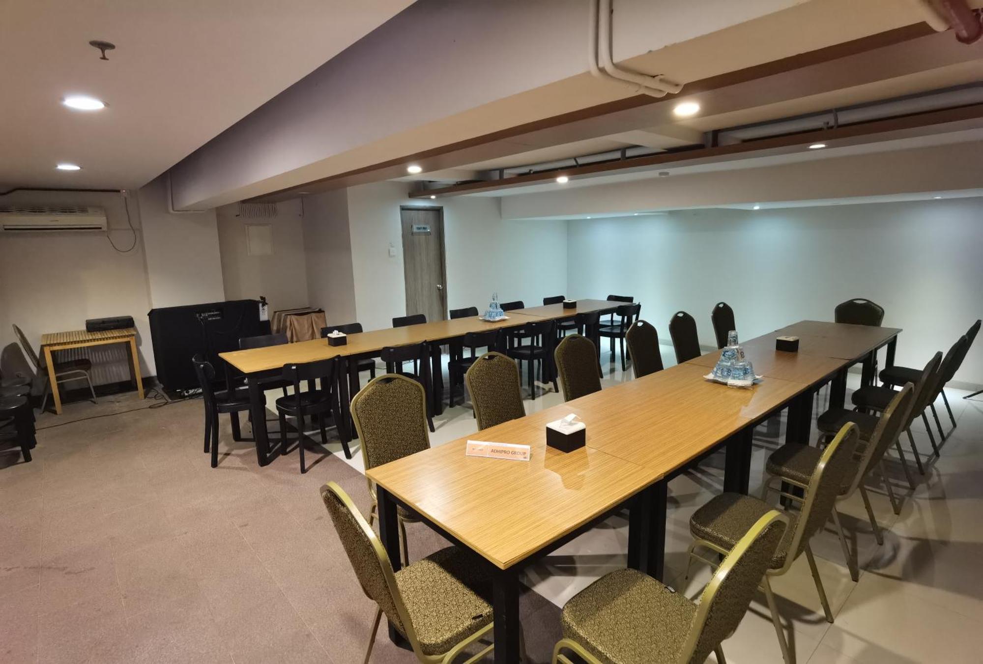 Student Park Hotel Джокьякарта Экстерьер фото