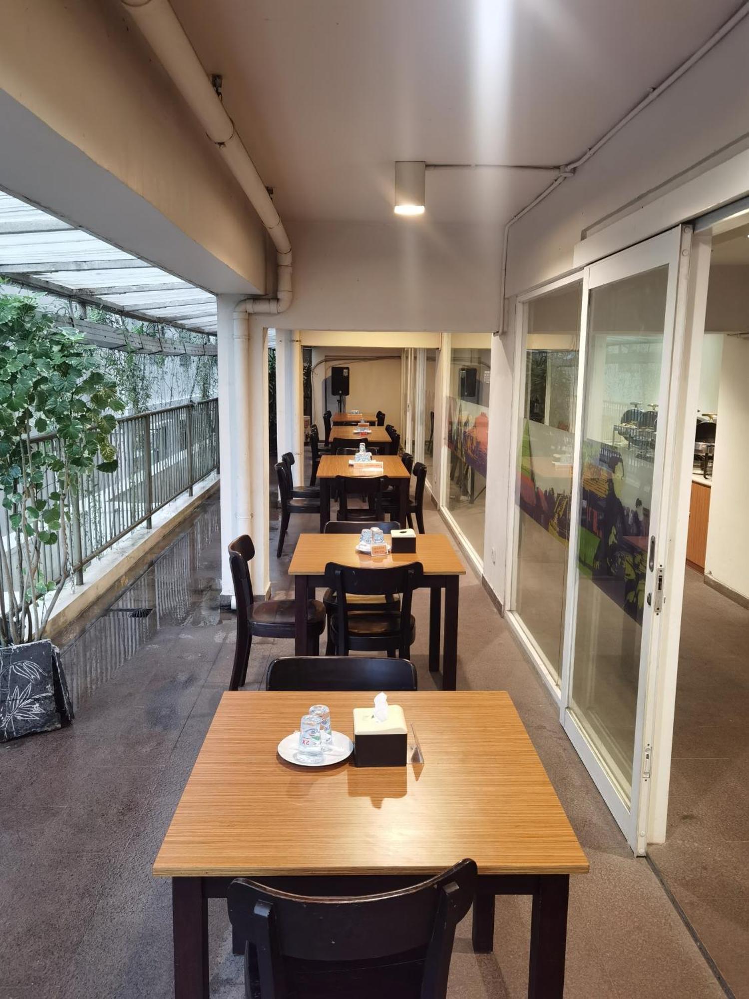 Student Park Hotel Джокьякарта Экстерьер фото