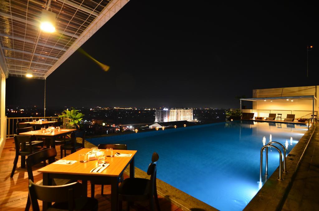 Student Park Hotel Джокьякарта Экстерьер фото